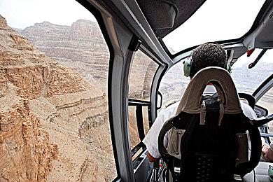 《Miside》体验版上线 穿越美少女手游世界冒险